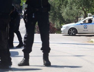 Κοζάνη: Άντρας γδύθηκε και έριξε το χριστουγεννιάτικο δέντρο μέσα σε τράπεζα